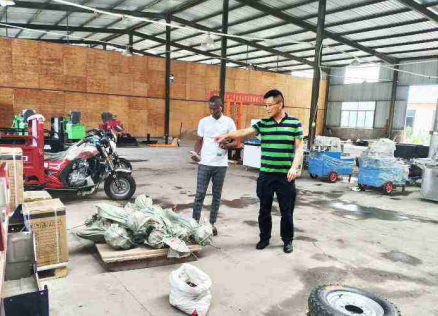 Clientes costa-marfinenses visitaram Keruide para inspecionar a varredora e chegaram a uma intenção de cooperação no local