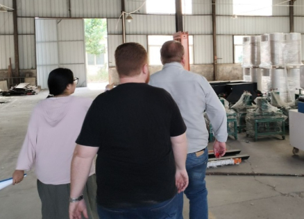 Cliente brasileiro visita fábrica de máquinas pesadas de Kereide e assina contrato de compra de minicarregadora de rastos