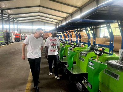 Parceiro peruano de longa data inspeciona e envia varredoras personalizadas para transporte em Keruide