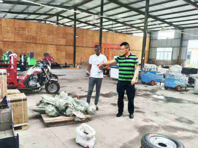 Clientes costa-marfinenses visitaram Keruide para inspecionar a varredora e chegaram a uma intenção de cooperação no local