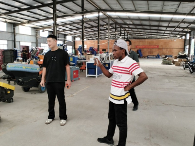 Cliente ganês visita Keruide para inspecionar varredoras de veículos e garante intenção de encomenda no local