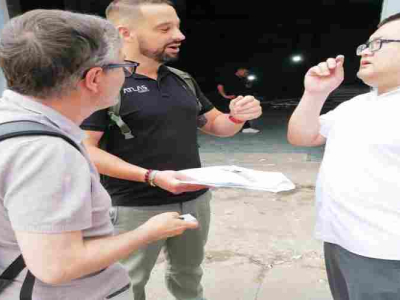 Cliente espanhol visita fábrica da Keruide e faz encomenda no local de varredoras autodescarregáveis